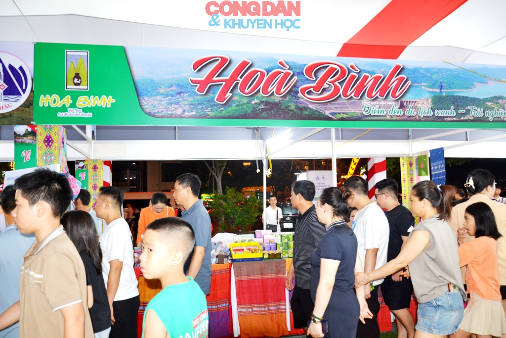 Khai mạc Hội chợ du lịch quốc tế Lào Cai thu hút 10 quốc gia và vùng lãnh thổ, với hơn 130 gian hàng - Ảnh 11.