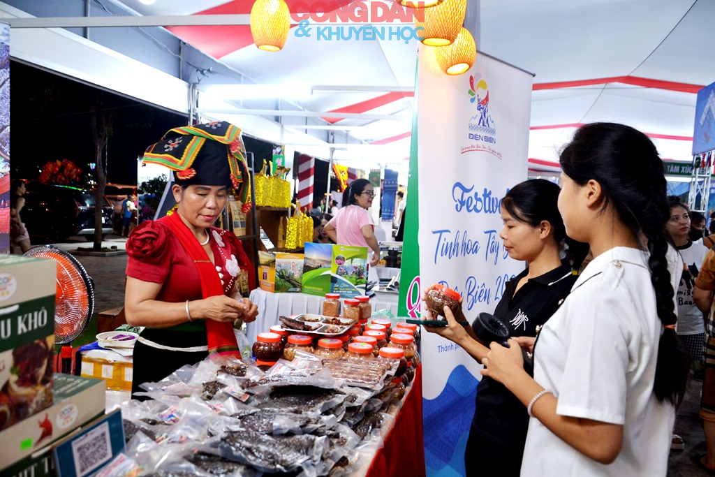Khai mạc Hội chợ du lịch quốc tế Lào Cai thu hút 10 quốc gia và vùng lãnh thổ, với hơn 130 gian hàng - Ảnh 13.