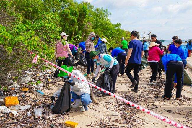 Gần 10.000 người Vingroup và tình nguyện viên ra quân làm sạch bờ biển tại 28 tỉnh, thành phố- Ảnh 9.