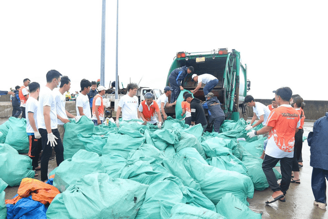 Gần 10.000 người Vingroup và tình nguyện viên ra quân làm sạch bờ biển tại 28 tỉnh, thành phố- Ảnh 14.