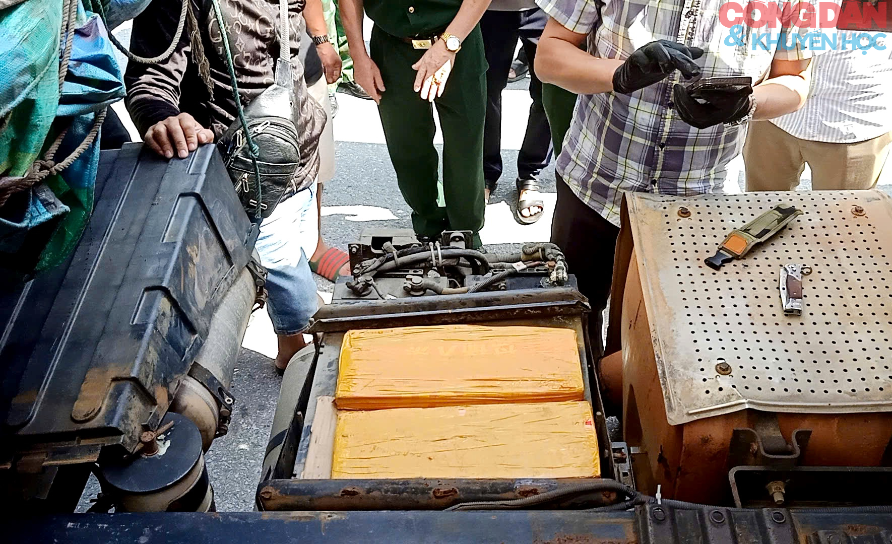 Thu giữ hơn 235 kg bạc giấu trên xe kéo hàng buôn lậu qua cửa khẩu Kim Thành- Ảnh 3. Thu giữ hơn 235 kg bạc giấu trên xe kéo hàng buôn lậu qua cửa khẩu Kim Thành- Ảnh 3.