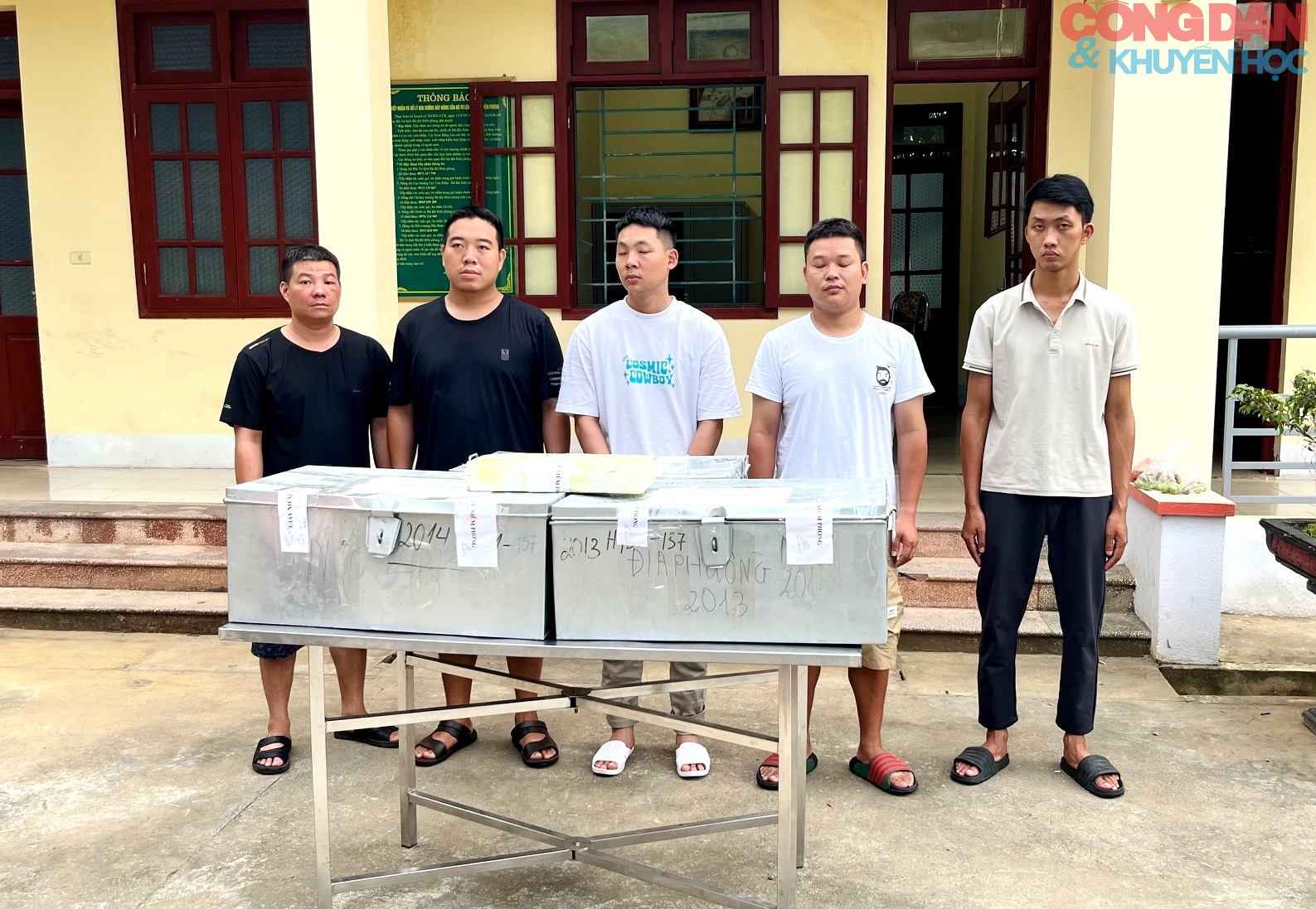 Thu giữ hơn 235 kg bạc giấu trên xe kéo hàng buôn lậu qua cửa khẩu Kim Thành- Ảnh 6. Thu giữ hơn 235 kg bạc giấu trên xe kéo hàng buôn lậu qua cửa khẩu Kim Thành- Ảnh 6.