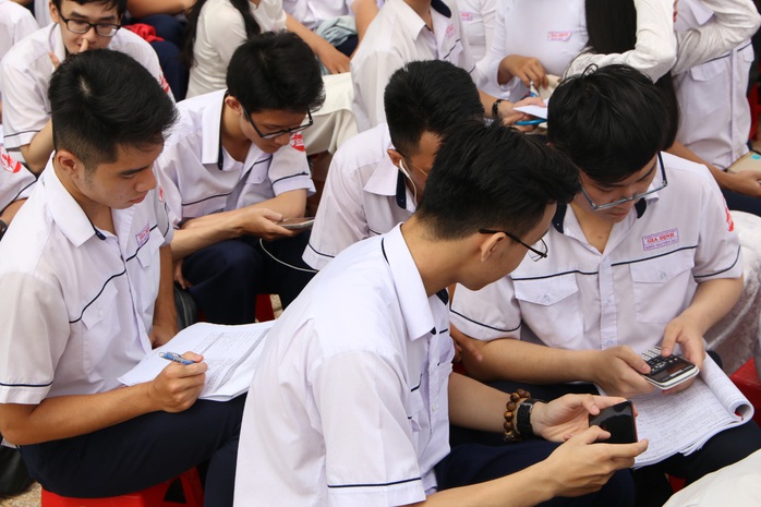 Dự kiến cấm học sinh dùng điện thoại cả trong giờ ra chơi tại Thành phố Hồ Chí Minh - Ảnh 1.