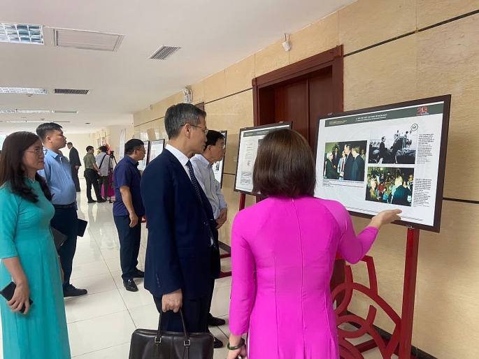 Trưng bày “30 năm quan hệ ngoại giao Việt Nam - Hoa Kỳ” - Ảnh 2.