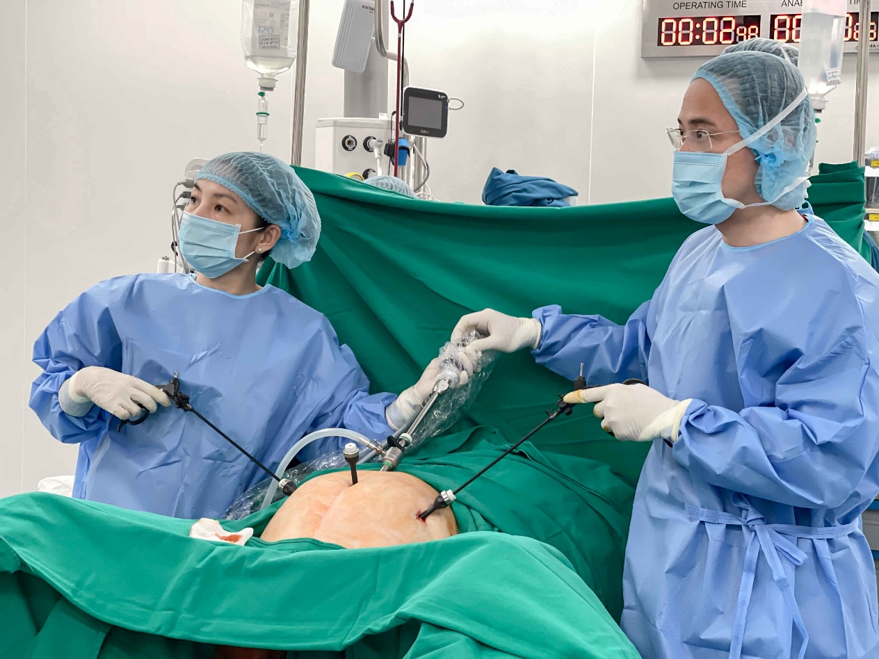 Vinmec Cần Thơ phẫu thuật nội soi thành công khối u tử cung lớn phức tạp- Ảnh 1.