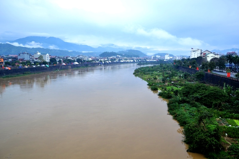 Lào Cai: Lũ lớn ở thượng nguồn sông Hồng, nhiều nhà máy thủy điện xả lũ - Ảnh 1.