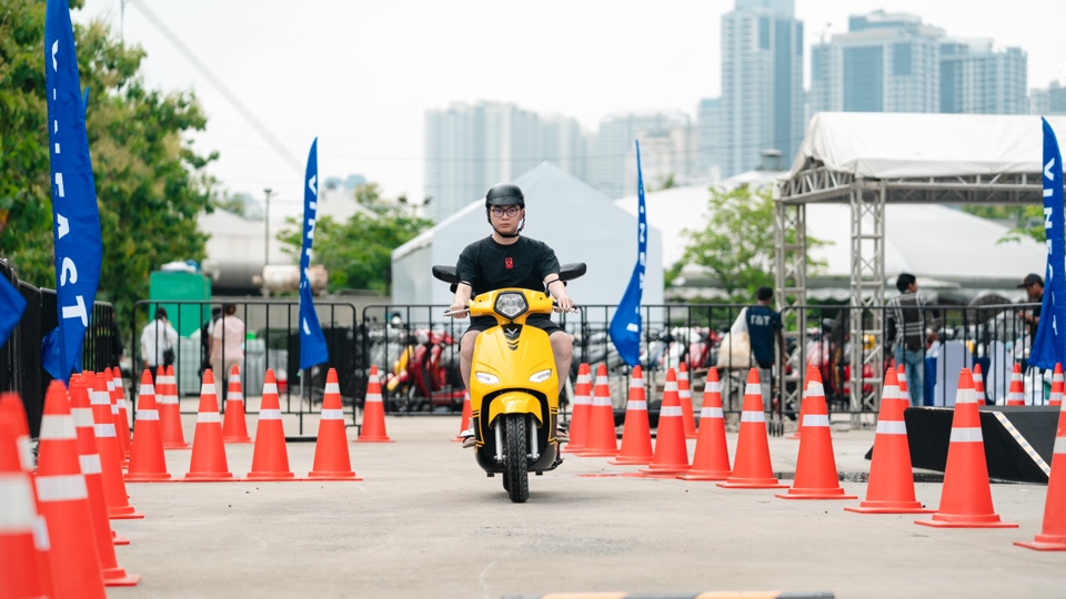 Người dân Thành phố Hồ Chí Minh chen chân “đổi xe xăng lấy xe điện” tại VinFast Xanh Fest Icon - Ảnh 6.