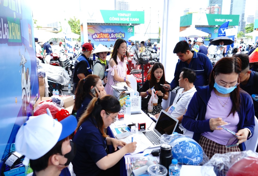 Người dân Thành phố Hồ Chí Minh chen chân “đổi xe xăng lấy xe điện” tại VinFast Xanh Fest Icon - Ảnh 7.