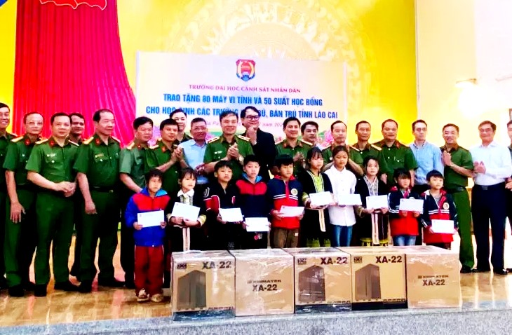 Trao tặng 25 suất học bổng và 40 máy vi tính cho học sinh nghèo ở vùng cao Lào Cai - Ảnh 1.