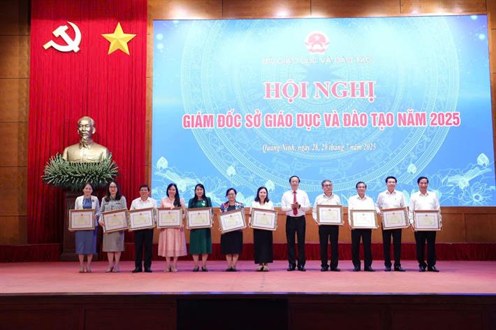 34 lãnh đạo Sở Giáo dục và Đào tạo gặp gỡ tổng kết năm học qua, triển khai nhiệm vụ năm học mới  - Ảnh 4.