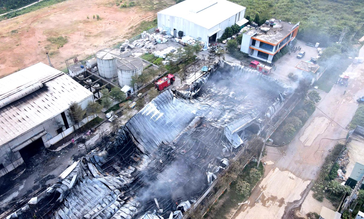 Vụ cháy nhà máy thủy tỉnh ở Lào Cai ước thiệt hại khoảng 45 tỷ đồng phế liệu và nhà xưởng - Ảnh 3.