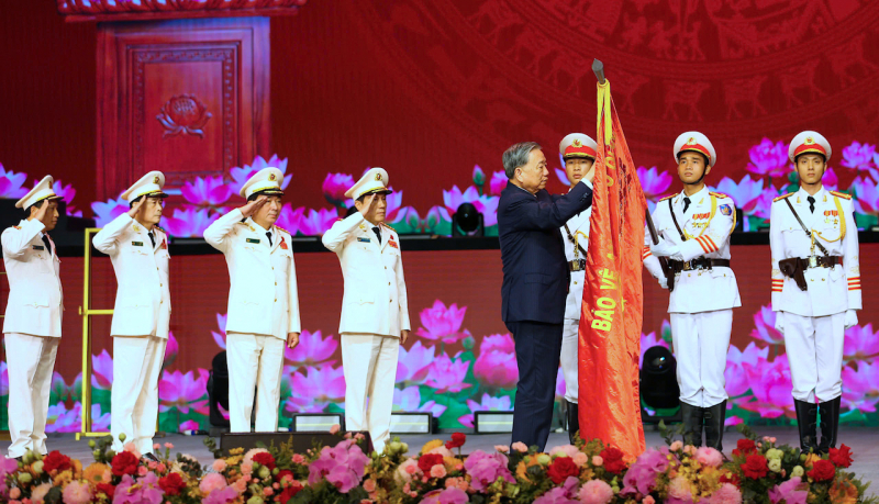 Tặng thưởng Huân chương Sao Vàng lần thứ 5 cho lực lượng Công an nhân dân - Ảnh 1.