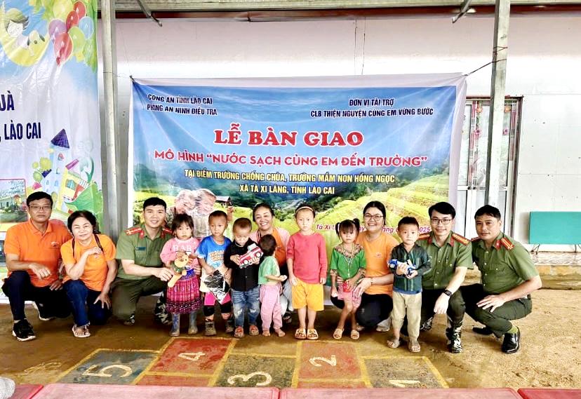 Công an Lào Cai mang nước sạch đến với 70 trẻ em ở điểm trường vùng cao Chống Chùa - Ảnh 4.