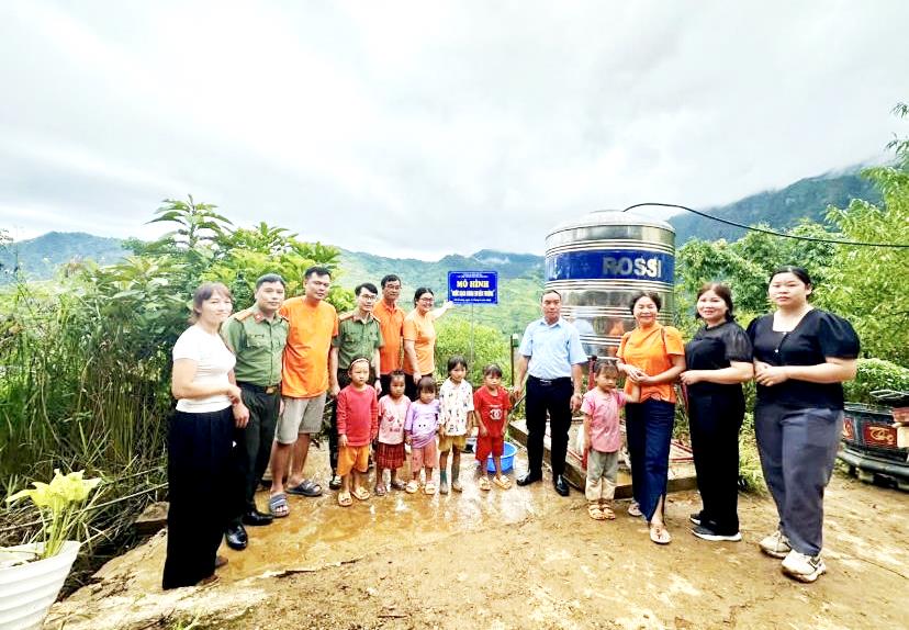 Công an Lào Cai mang nước sạch đến với 70 trẻ em ở điểm trường vùng cao Chống Chùa - Ảnh 1.
