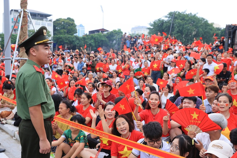 Hà Nội cung ứng nhu yếu phẩm miễn phí phục vụ người dân tham gia diễu binh, diễu hành - Ảnh 1.