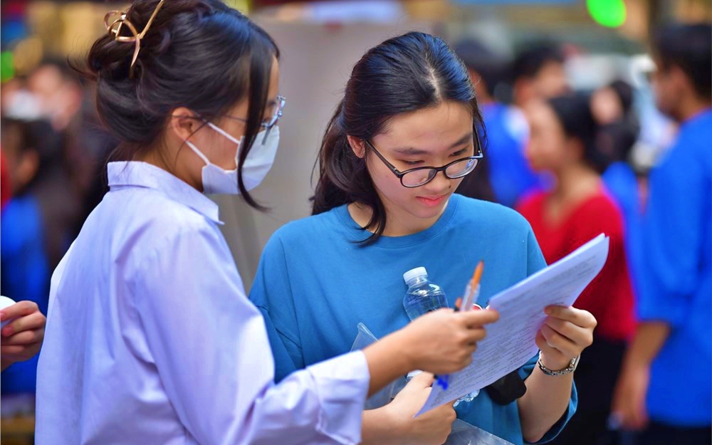 Nghịch lý đề thi khó, điểm chuẩn tuyển sinh đại học lại cao - Ảnh 1.