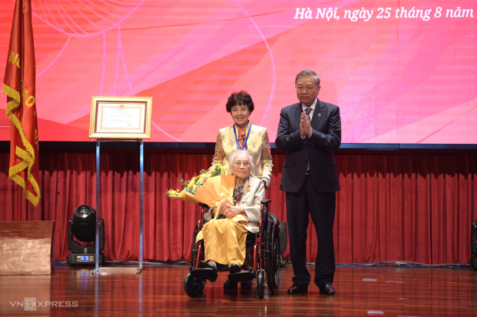 Bà Nguyễn Thị Bình nhận danh hiệu Anh hùng Lao động - Ảnh 1.