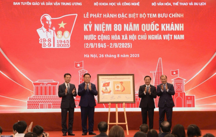 Phát hành theo nghi thức đặc biệt bộ tem bưu chính đặc biệt kỷ niệm 80 năm Quốc khánh - Ảnh 1.