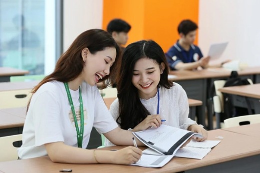 Điểm chuẩn sư phạm: Từ "9 điểm/3 môn" đến "ngôi vương 2025" - Ảnh 1.