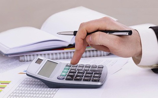 Hiệu trưởng bị cáo buộc tham ô 10,7 triệu đồng được tại ngoại - Ảnh 1.