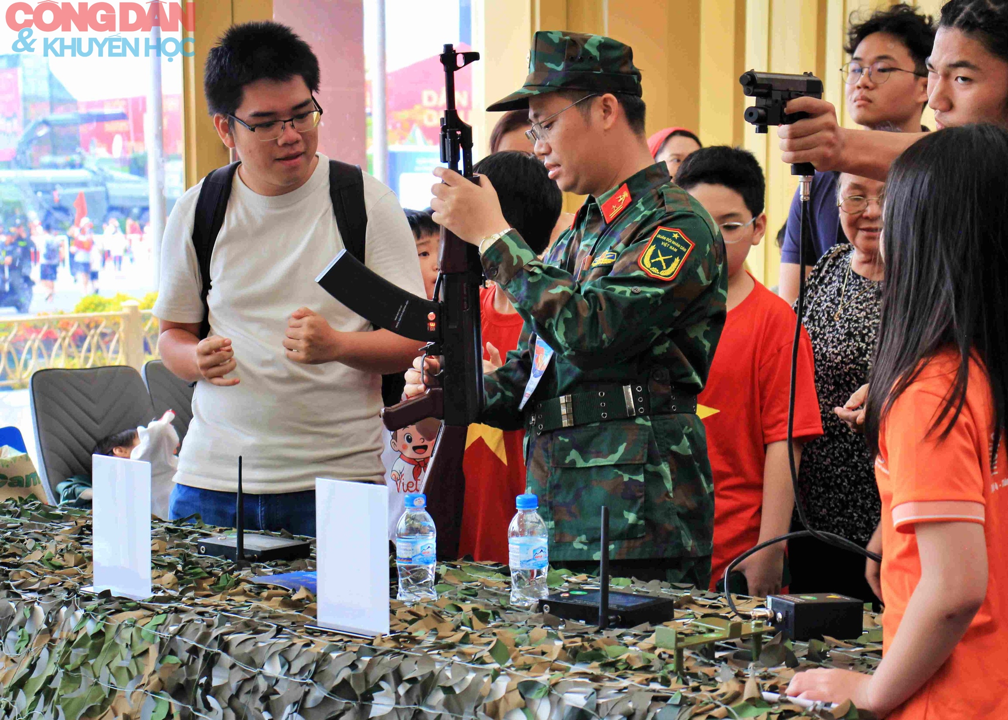 "Soi lịch sử" bằng lăng kính khoa học - công nghệ tại Triển lãm Thành tựu đất nước - Ảnh 9.