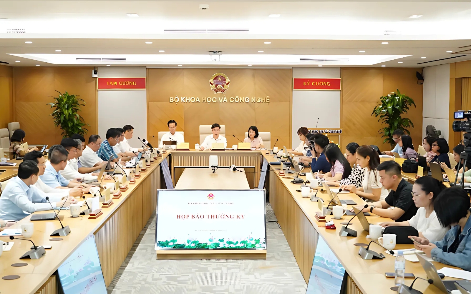 Cơ chế vượt khung: Đột phá thu hút nhân tài khoa học công nghệ - Ảnh 1.