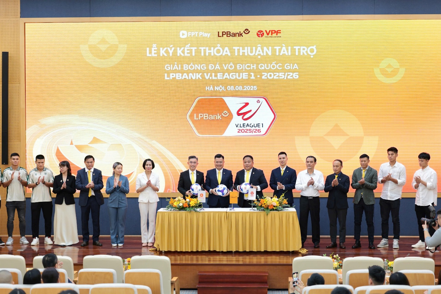 LPBank tiếp tục đồng hành cùng bóng đá Việt Nam tại V.League 1-2025/26 - Ảnh 2.