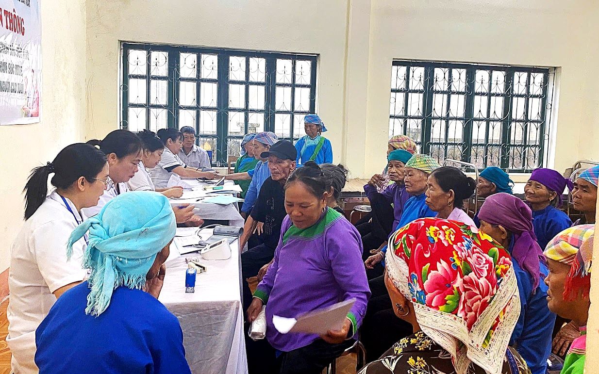 1.000 người cao tuổi được kh&aacute;m, chăm s&oacute;c, nhận qu&agrave; Tết miễn ph&iacute; - Ảnh 1.