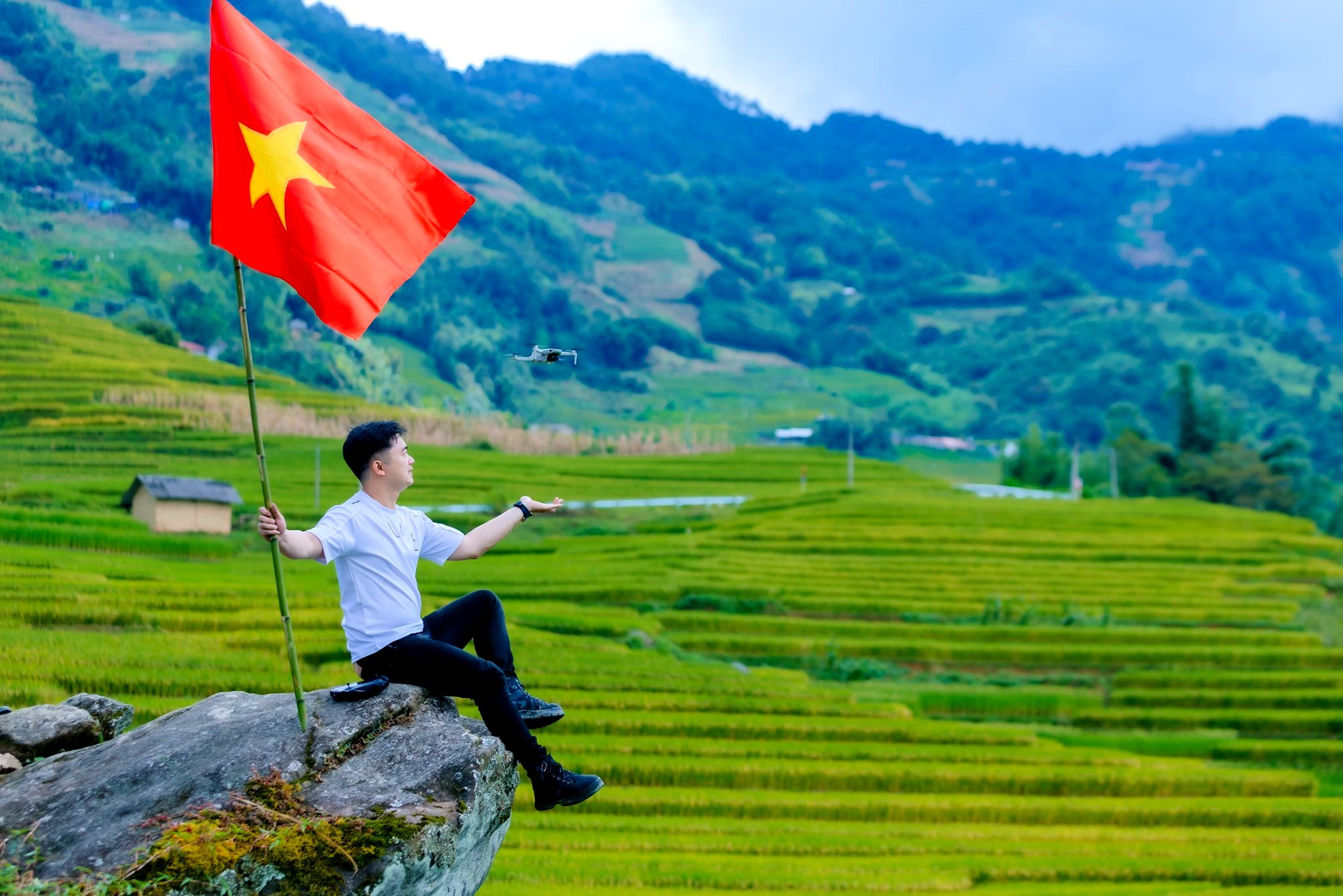 Lên núi cao Y Tý với cờ Tổ quốc tung bay ngày Quốc khánh 2/9 - Ảnh 2.