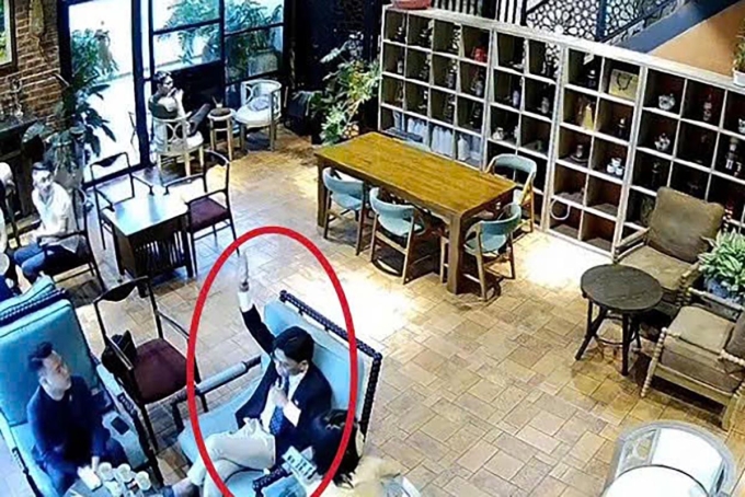 Tạm giữ hình sự đối tượng đánh người trong quán cafe ở khu đô thị Times City - Ảnh 2.