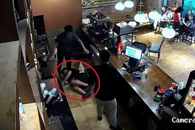 Tạm giữ hình sự đối tượng đánh người trong quán cafe ở khu đô thị Times City - Ảnh 3.