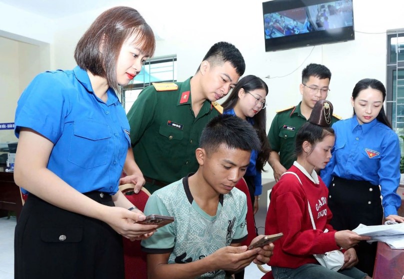 Sơn La triển khai sâu rộng “Bình dân học vụ số” - từng bước hình thành xã hội số, công dân số thực chất - Ảnh 1.