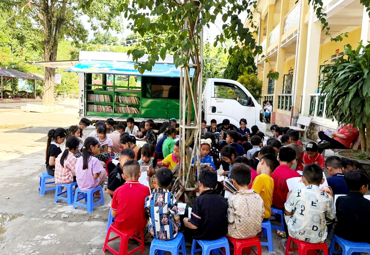 Xe thư viện lưu động mang sách đến cho học sinh vùng cao biên giới Trịnh Tường (Lào Cai) - Ảnh 3.