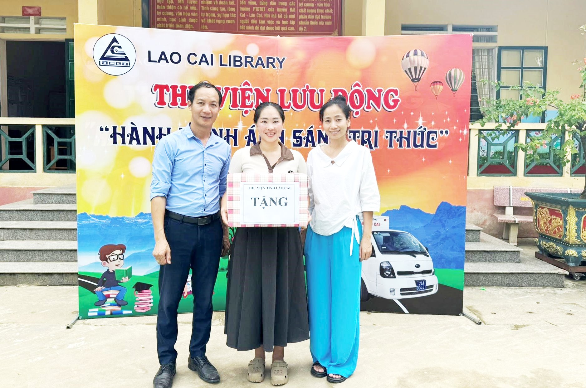 Xe thư viện lưu động mang sách đến cho học sinh vùng cao biên giới Trịnh Tường (Lào Cai) - Ảnh 7.