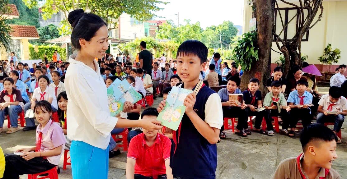 Xe thư viện lưu động mang sách đến cho học sinh vùng cao biên giới Trịnh Tường (Lào Cai) - Ảnh 9.