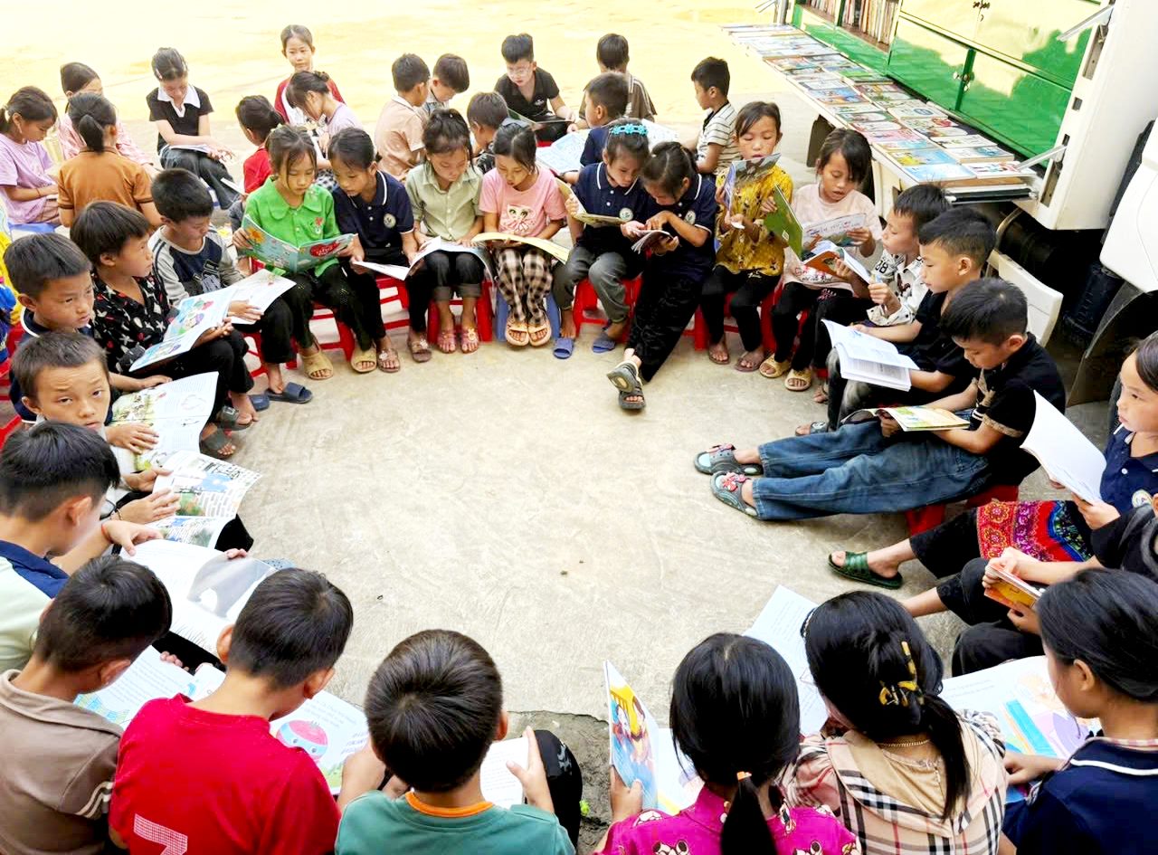 Xe thư viện lưu động mang sách đến cho học sinh vùng cao biên giới Trịnh Tường (Lào Cai) - Ảnh 5.