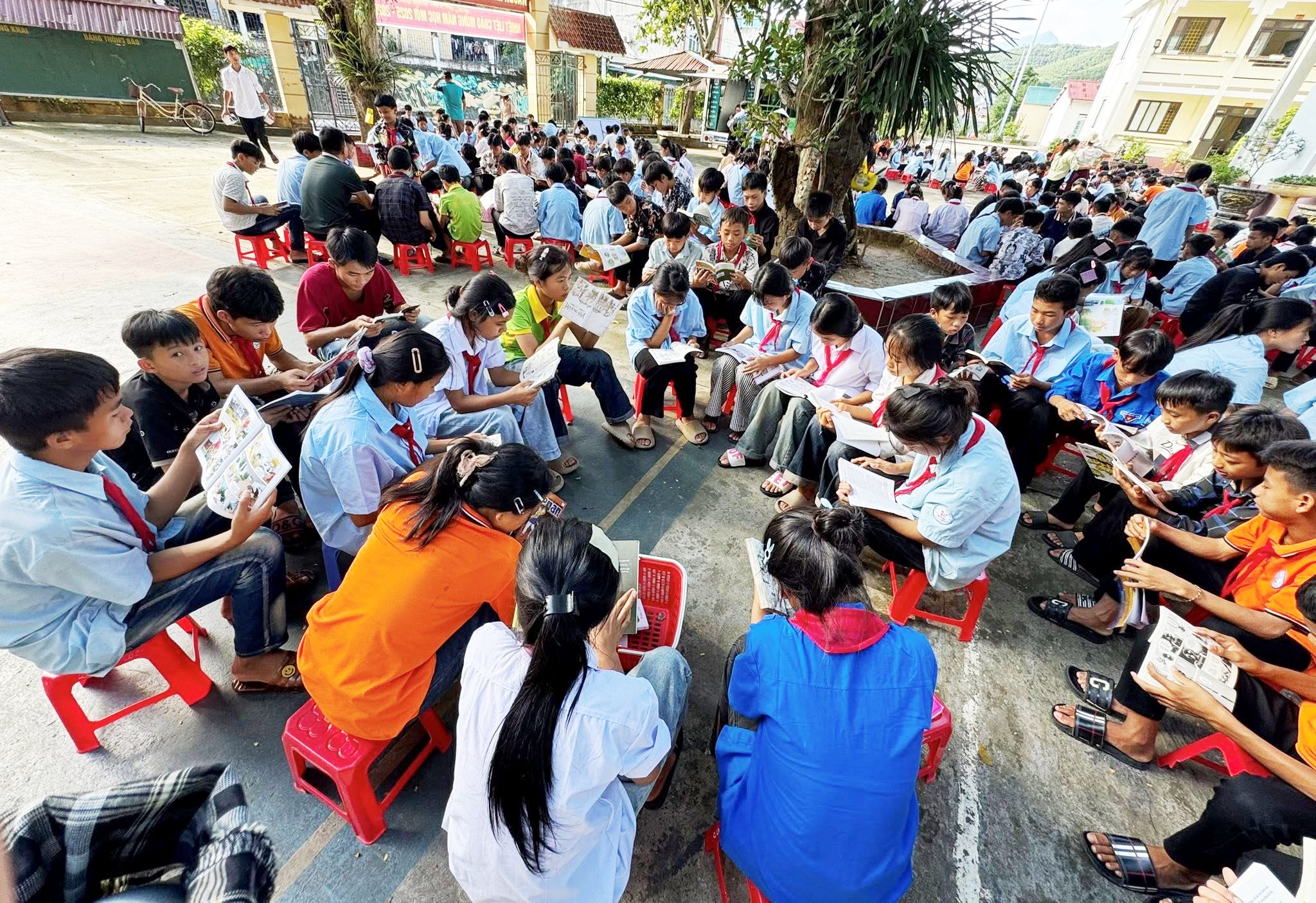 Xe thư viện lưu động mang sách đến cho học sinh vùng cao biên giới Trịnh Tường (Lào Cai) - Ảnh 4.