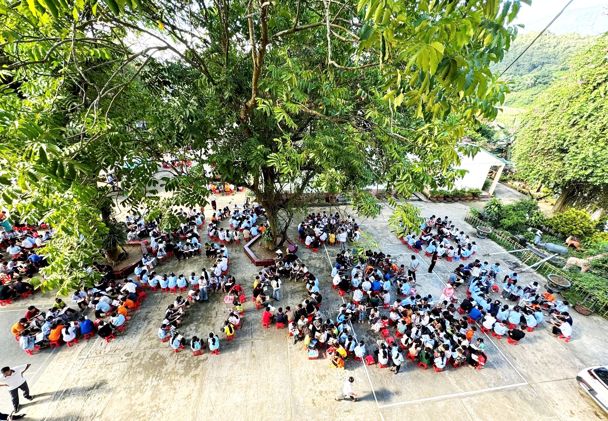 Xe thư viện lưu động mang sách đến cho học sinh vùng cao biên giới Trịnh Tường (Lào Cai) - Ảnh 10.