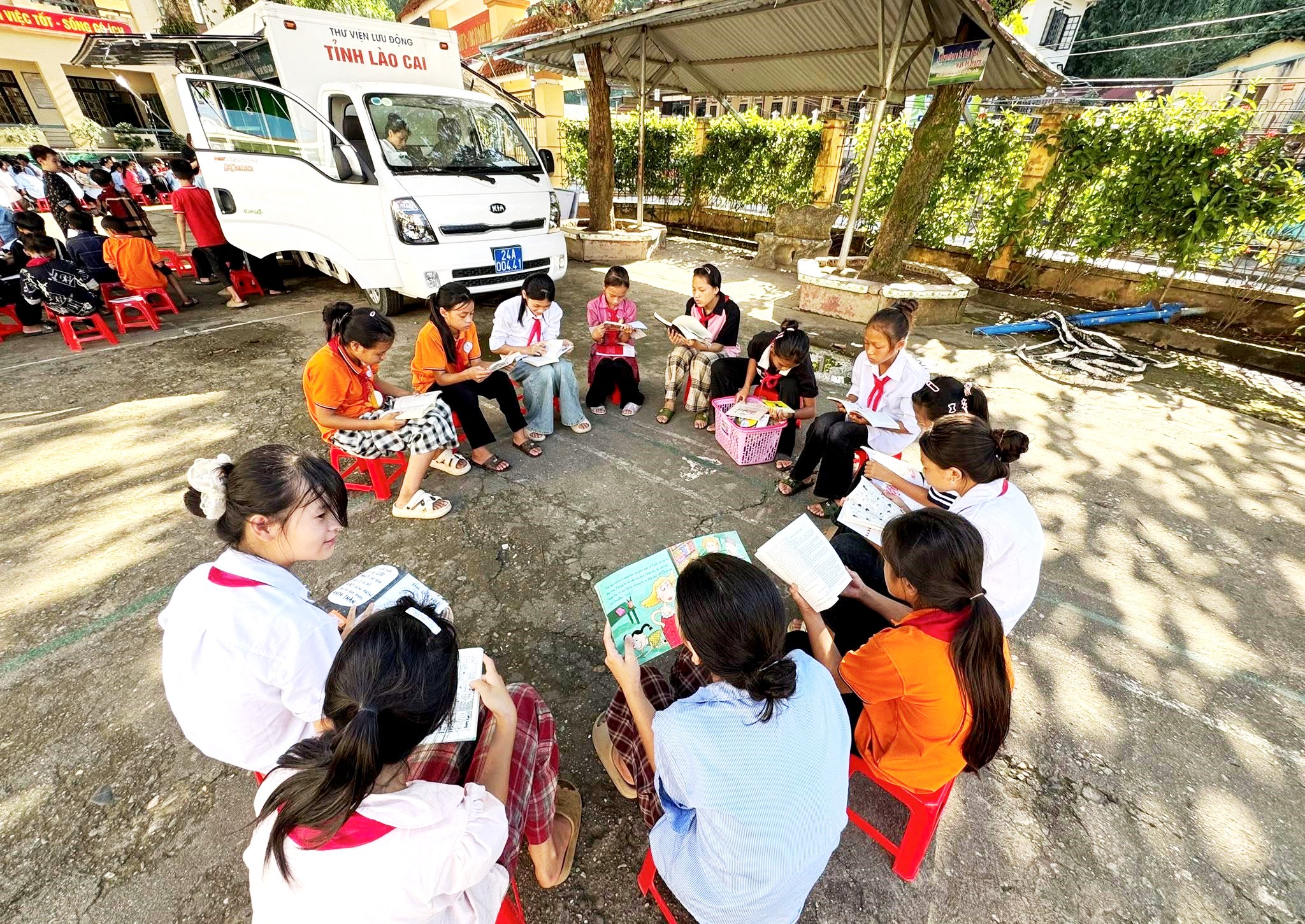 Xe thư viện lưu động mang sách đến cho học sinh vùng cao biên giới Trịnh Tường (Lào Cai) - Ảnh 1.