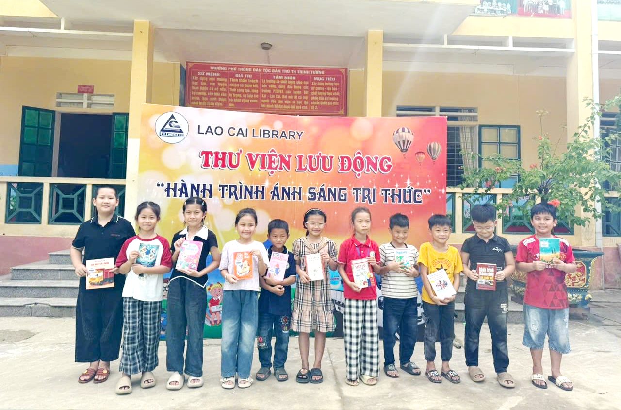 Xe thư viện lưu động mang sách đến cho học sinh vùng cao biên giới Trịnh Tường (Lào Cai) - Ảnh 8.