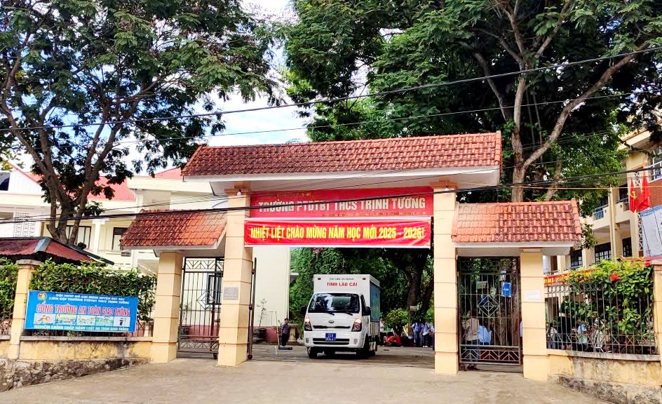Xe thư viện lưu động mang sách đến cho học sinh vùng cao biên giới Trịnh Tường (Lào Cai) - Ảnh 2.