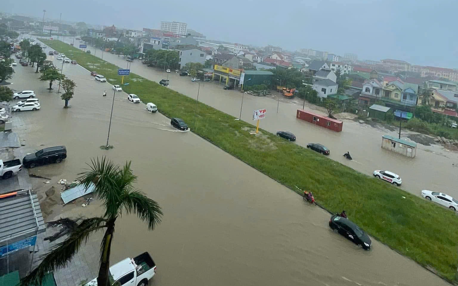 Thường trực Ban Bí thư chỉ đạo các tỉnh, thành ứng phó bão số 10 - Ảnh 2.