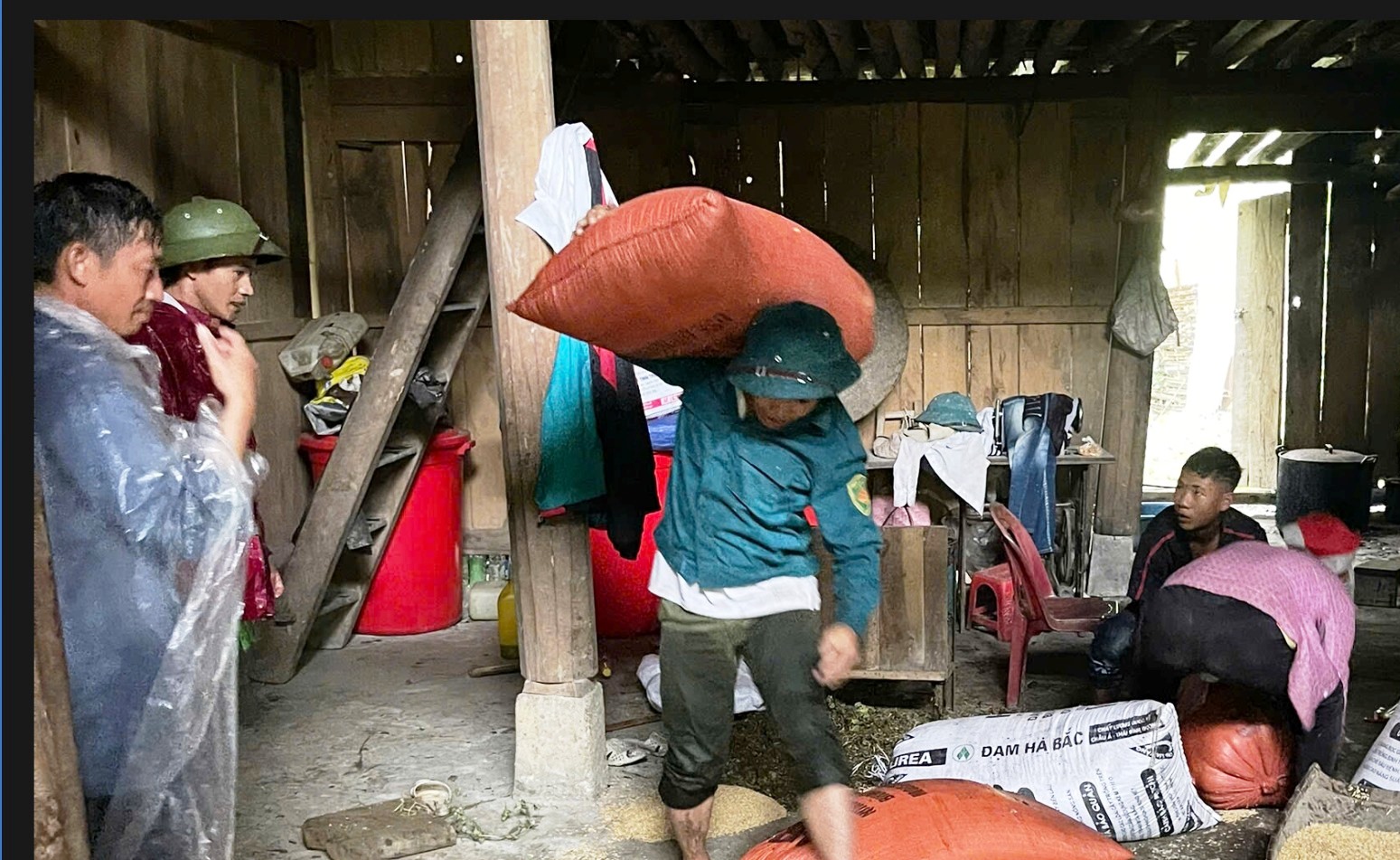 Bão số 10 gây mưa lớn tại Lào Cai, làm 1 người mất tích, thiệt hại hàng trăm ngôi nhà- Ảnh 16.