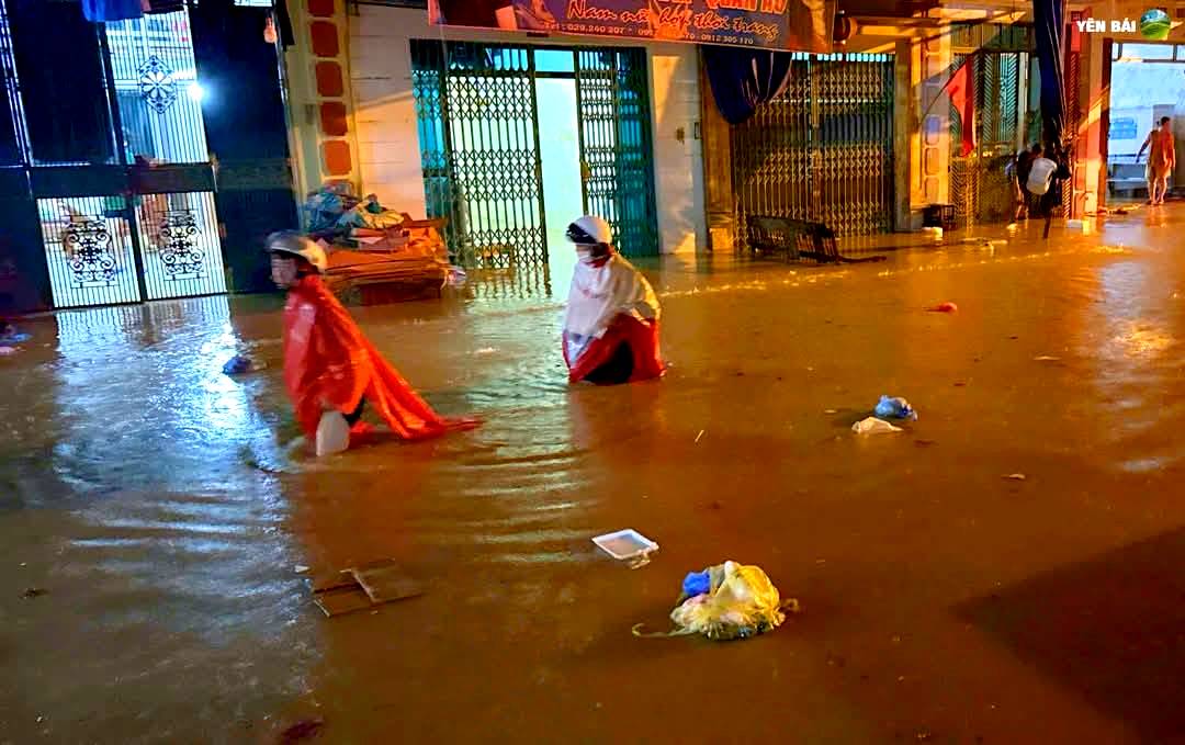 Bão số 10 gây mưa lớn tại Lào Cai, làm 1 người mất tích, thiệt hại hàng trăm ngôi nhà- Ảnh 13.
