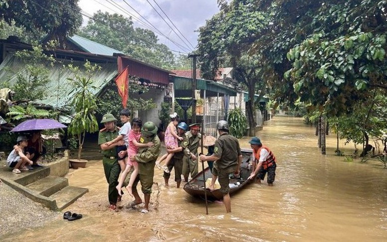 Thủ tướng: Khẩn trương hỗ trợ nhân dân khắc phục hậu quả bão số 10 và mưa lũ - Ảnh 1.