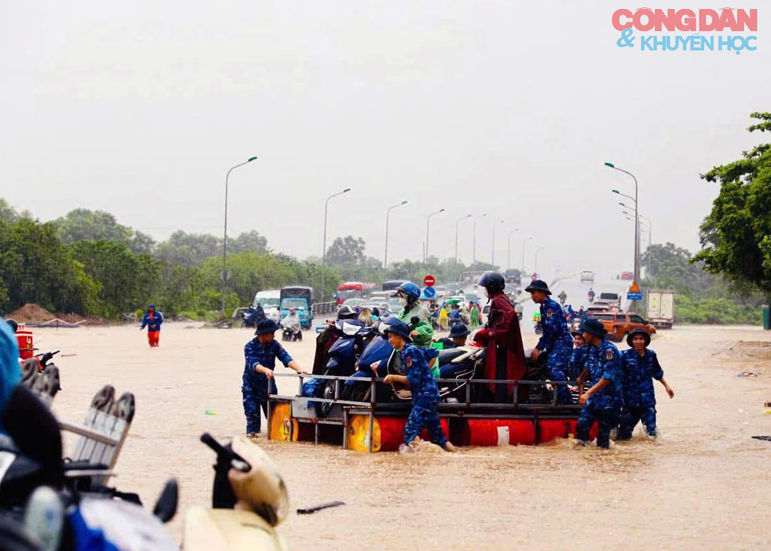 Cảnh sát biển huy động lực lượng ứng cứu người dân qua vùng lũ ngập - Ảnh 1.