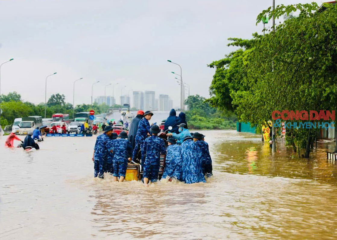 Cảnh sát biển huy động lực lượng ứng cứu người dân qua vùng lũ ngập - Ảnh 3.