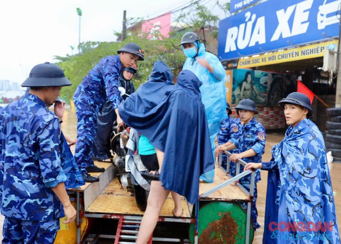 Cảnh sát biển huy động lực lượng ứng cứu người dân qua vùng lũ ngập - Ảnh 6.