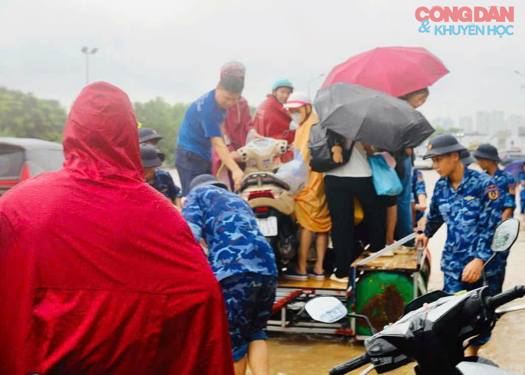 Cảnh sát biển huy động lực lượng ứng cứu người dân qua vùng lũ ngập - Ảnh 7.