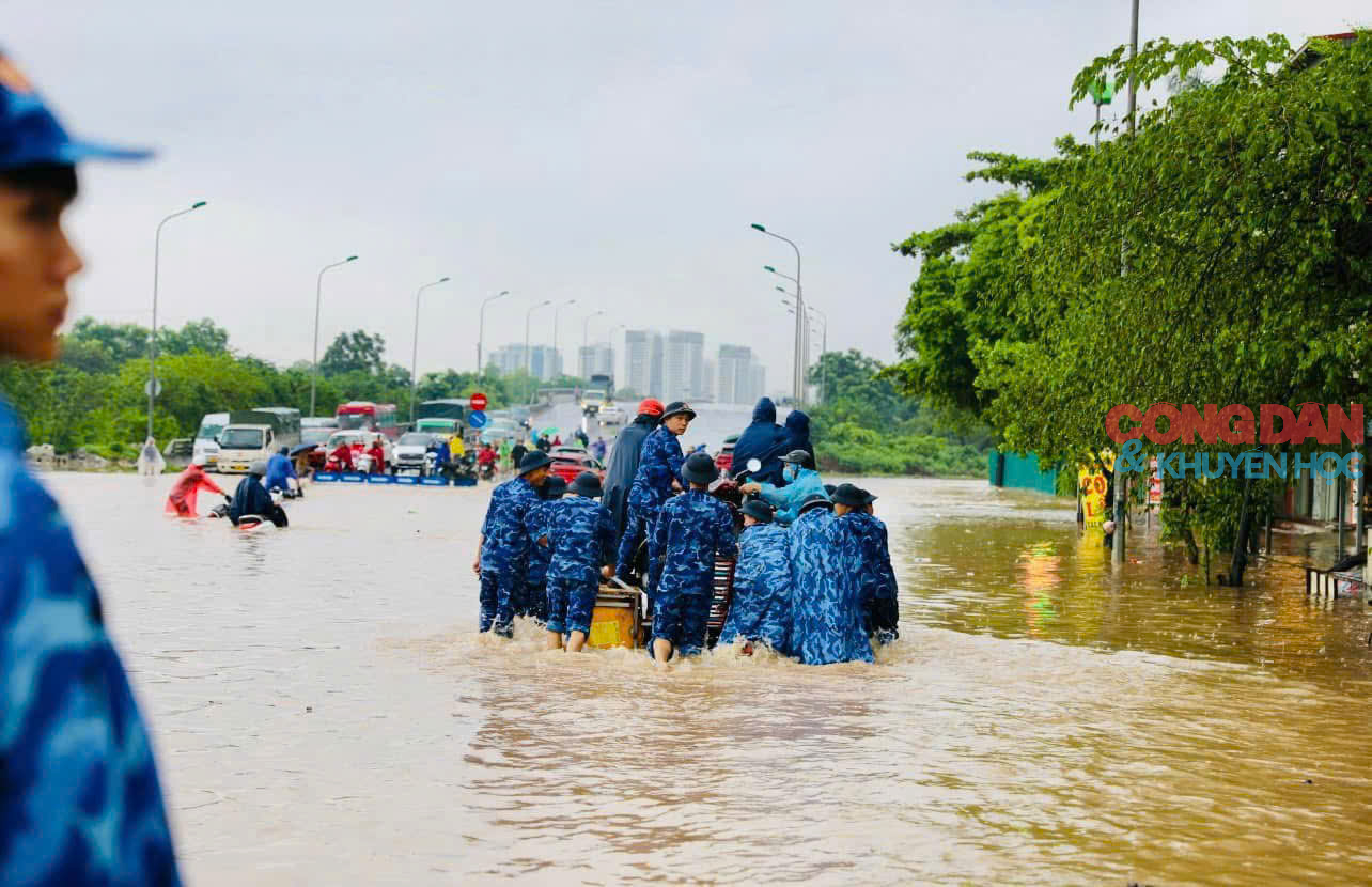 Cảnh sát biển huy động lực lượng ứng cứu người dân qua vùng lũ ngập - Ảnh 10.